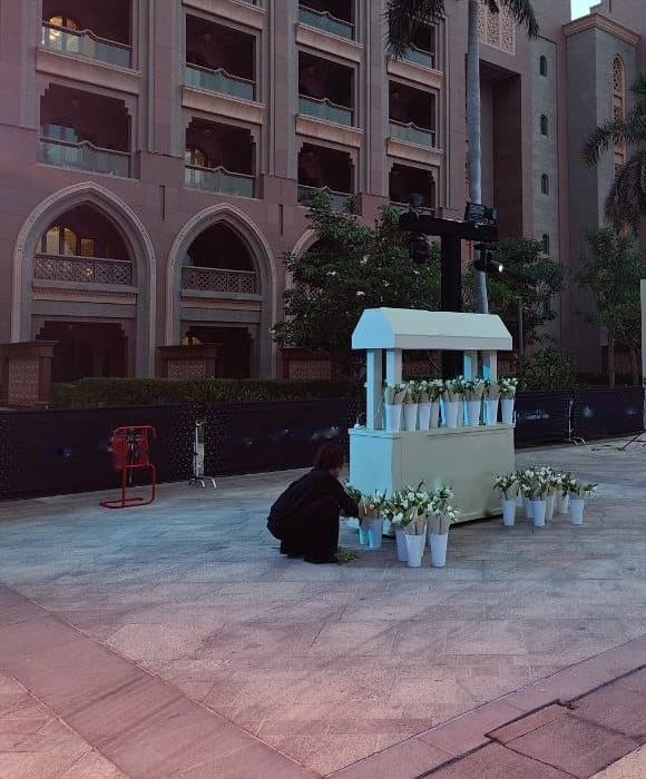 عربة الورد مكتملة، وباقات التوليب على رفّها وفي الدلاء عند قاعدتها